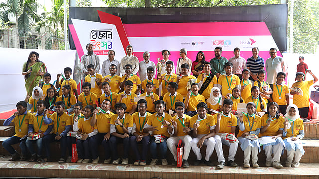 অতিথিদের সঙ্গে বিজয়ীরা।