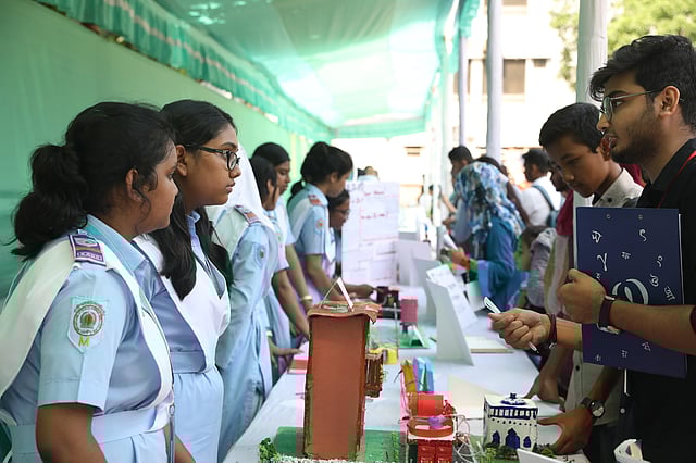 উৎসবে নিজেদের প্রকল্প নিয়ে হাজির শিক্ষার্থীরা।