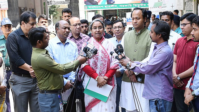 সরকারি তিতুমীর কলেজে বেসরকারি শিক্ষক নিবন্ধন পরীক্ষা কেন্দ্র পরিদর্শন শেষে সাংবাদিকদের সঙ্গে কথা বলেন শিক্ষামন্ত্রী দীপু মনি। শিক্ষা উপমন্ত্রী মহিবুল হাসান চৌধুরী এ সময় উপস্থিত ছিলেন। ঢাকা, ১৯ এপ্রিল। ছবি: পিআইডি