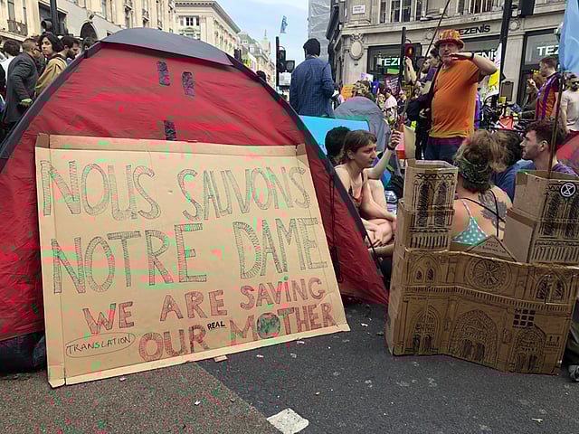 অক্সফোর্ড সার্কাস এলাকায় গাট্টি-বোঁচকা নিয়ে রাস্তায় অবস্থান করছেন আন্দোলনকারীরা। ছবি: তবারুকুল ইসলাম