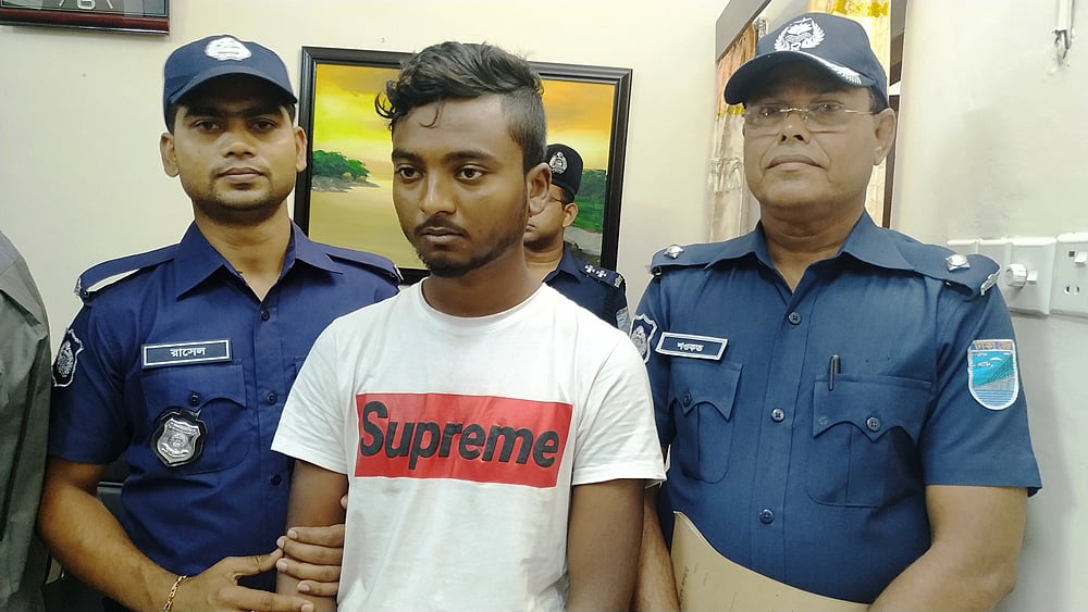 মাদারীপুরের শিবচর উপজেলায় গণধর্ষণ মামলার প্রধান আসামি পারভেজ মুনশিকে গ্রেপ্তার করে পুলিশ। মাদারীপুরে পুলিশ সুপার কার্যালয়, ১৯ এপ্রিল। ছবি: অজয় কুন্ডু