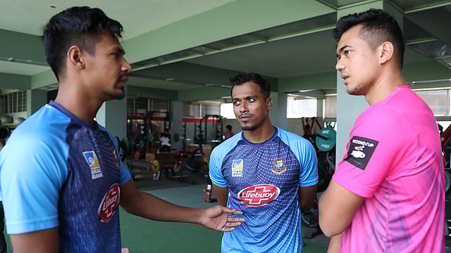 প্রথম বিশ্বকাপের স্বাদ পেতে যাচ্ছেন মোস্তাফিজ, আর অভিজ্ঞতা কাজে লাগানোর সুযোগ পাচ্ছেন না তাসকিন। ছবি: শামসুল হক