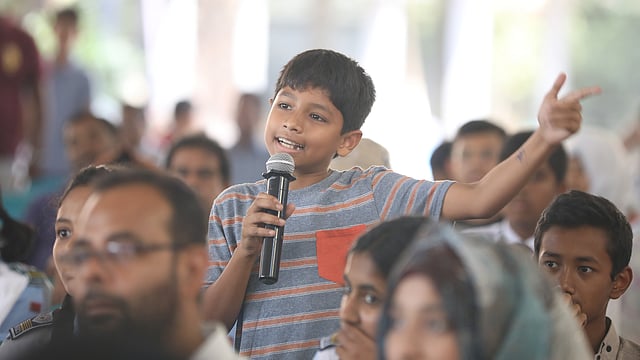 প্রশ্নের উত্তর দিচ্ছে এক খুদে বিজ্ঞানপ্রেমী।