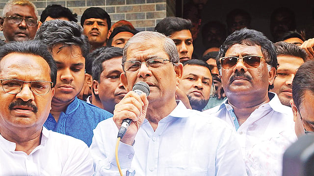 বগুড়ায় মির্জা ফখরুল ইসলাম আলমগীর। গতকাল বেলা ১১টায় শহরের ধরমপুরে।  ছবি: প্রথম আলো