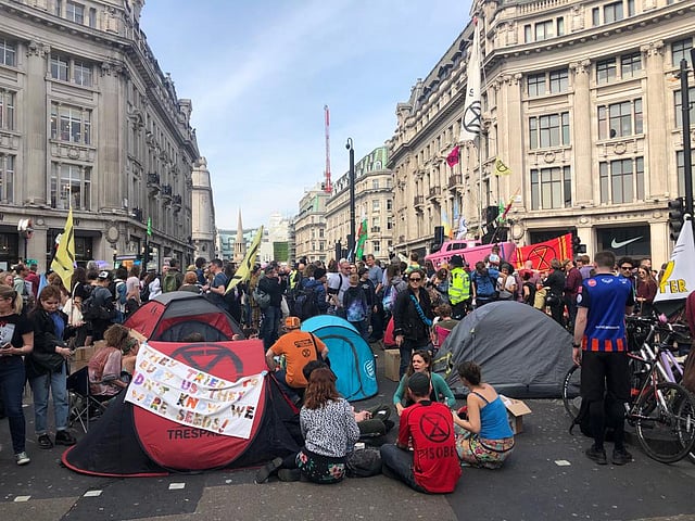 অক্সফোর্ড সার্কাস এলাকায় তাঁবু ফেলে দিন-রাত রাস্তায় অবস্থান করছেন বিপ্লবী পরিবেশবাদীরা। ছবি: তবারুকুল ইসলাম