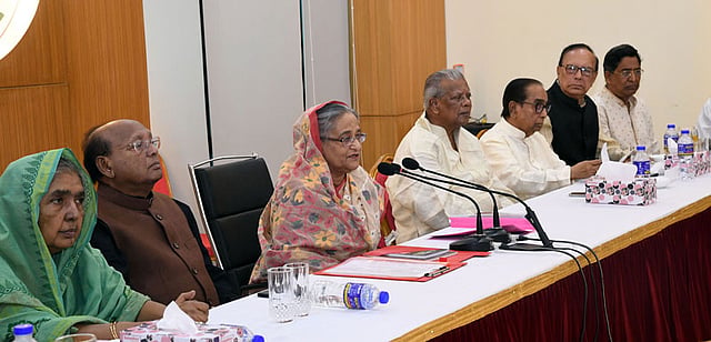 প্রধানমন্ত্রী শেখ হাসিনা আওয়ামী লীগের কেন্দ্রীয় কার্যালয়ে দলের কার্যনির্বাহী সংসদ ও উপদেষ্টা পরিষদের যৌথ সভায় সভাপতিত্ব করেন। বঙ্গবন্ধু অ্যাভিনিউ, ঢাকা, ১৯ এপ্রিল। ছবি: পিআইডি