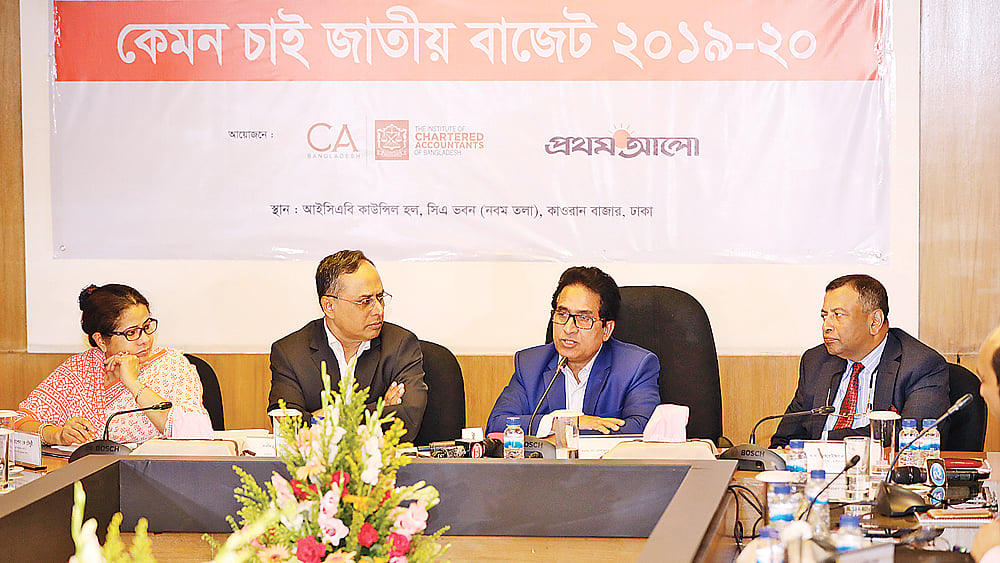 আইসিএবি ও প্রথম আলোর যৌথ আয়োজনে ‘কেমন চাই জাতীয় বাজেট: ২০১৯-২০’ শীর্ষক গোলটেবিল আলোচনায় বক্তব্য দেন এনবিআর চেয়ারম্যান মোশাররফ হোসেন ভূঁইয়া। গতকাল কারওয়ান বাজার সিএ ভবনে।  ছবি: প্রথম আলো