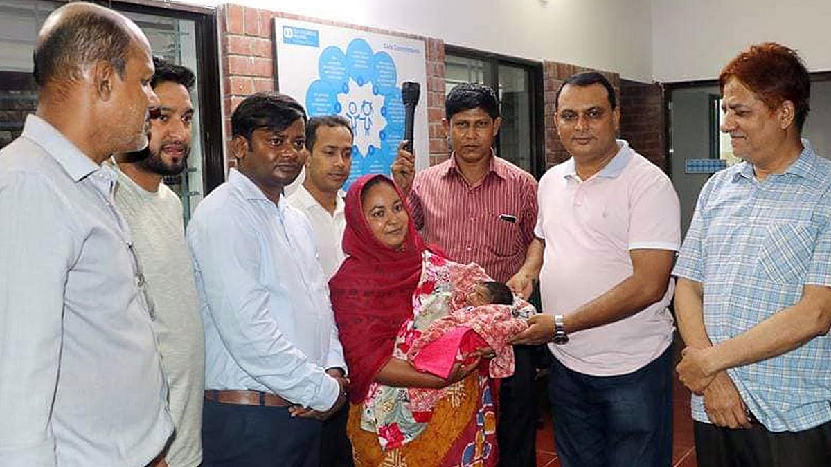 পুকুরপাড় থেকে উদ্ধারের পর ‘শিশুপল্লি’ অনাথ আশ্রমে শুক্রবার রাতে হস্তান্তর করা হয়। এ ছাড়া শনিবার হস্তান্তর–সংক্রান্ত আইনি বিষয়ও সম্পন্ন করা হয়। ওসমানীনগর, সিলেট, ২০ এপ্রিল ২০১৯। ছবি: প্রথম আলো