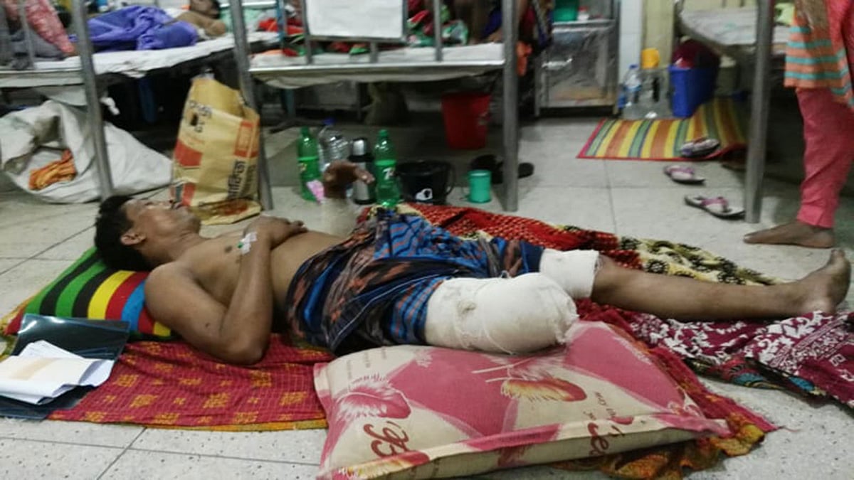 আহত কালা মিয়া। ঢাকা মেডিকেল, ২০ এপ্রিল। ছবি: আমিনুল ইসলাম