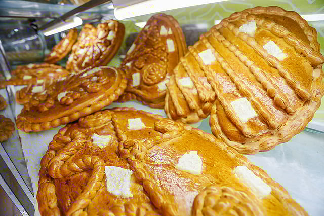 নানান নকশা থাকে এসব রুটিতে।