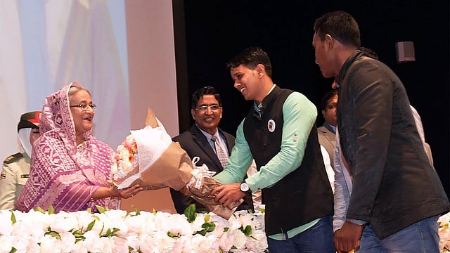ব্রুনাই দারুসসালামে বসবাসরত প্রবাসী বাংলাদেশিদের দেওয়া গণসংবর্ধনা অনুষ্ঠানে প্রধানমন্ত্রী শেখ হাসিনাকে ফুলের তোড়া দিয়ে শুভেচ্ছা জানানো হয়। ব্রুনাইয়ের এম্পায়ার হোটেল অ্যান্ড কান্ট্রি ক্লাবের ইন্দেরা সামুদেরা বলরুম, ব্রুনাই, ২১ এপ্রিল। ছবি: পিআইডি