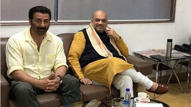 পুনে বিমানবন্দরে তোলা সানি দেওল আর অমিত শাহর এই ছবিকে ঘিরে তৈরি হয়েছে নানা প্রশ্ন। ছবি: টুইটার থেকে নেওয়া
