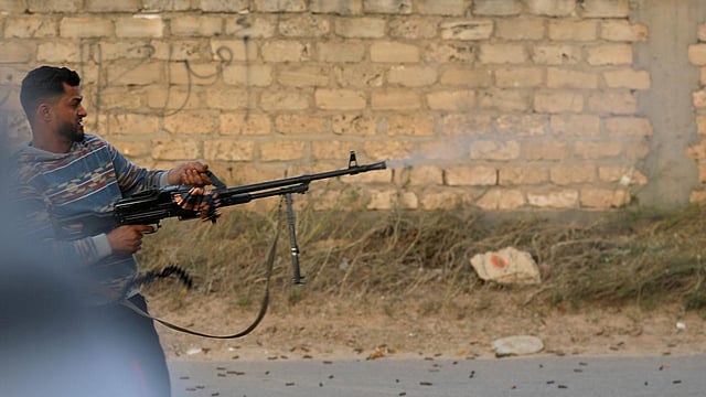 ত্রিপোলির বিভিন্ন এলাকায় এ ধরনের সংঘর্ষ ও হামলা হয়। ছবি: রয়টার্স