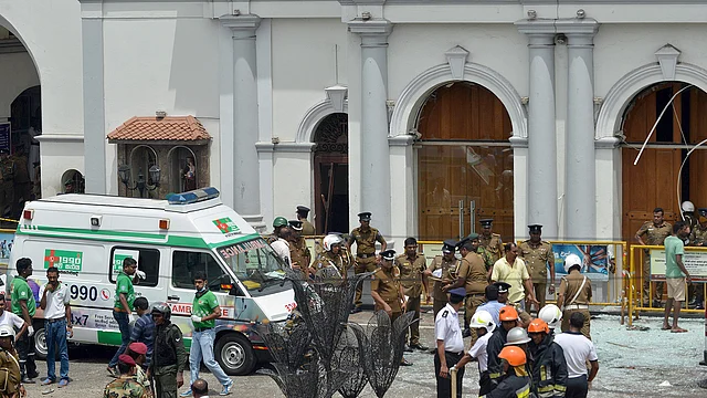একটি গির্জার সামনে অ্যাম্বুলেন্স। আছেন নিরাপত্তাকর্মী ও উদ্ধারকর্মীরা। ছবি: এএফপি