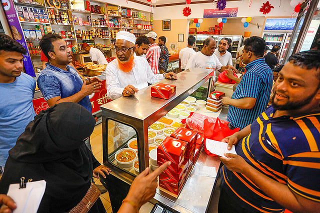 হালুয়া বিক্রি হয় প্রতি কেজি ৪০০ থেকে ১২০০ টাকা দরে।