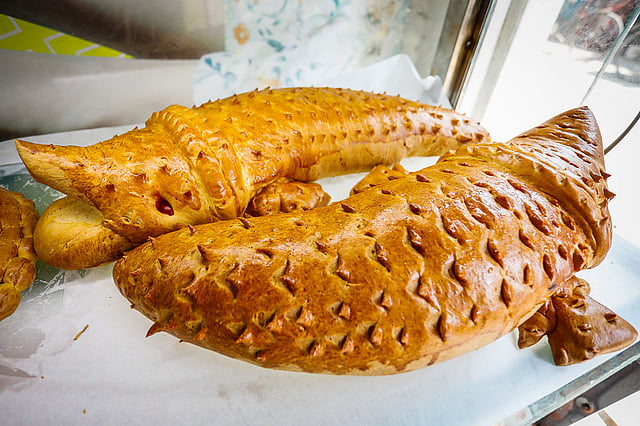 কুমির আকৃতির রুটি।