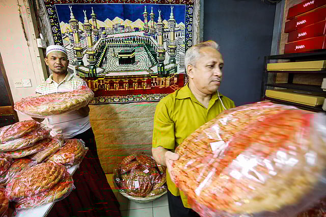 পুরান ঢাকার আনন্দ কনফেকশনারিতে বিশেষ হালুয়া-রুটির আয়োজন।
