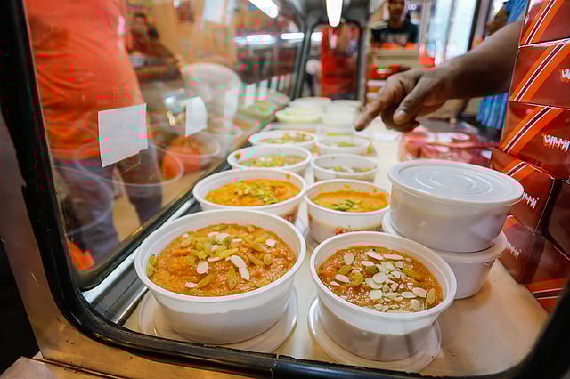 দোকানে সাজিয়ে রাখা হয়েছে হরেক রকমের সুস্বাদু হালুয়া।