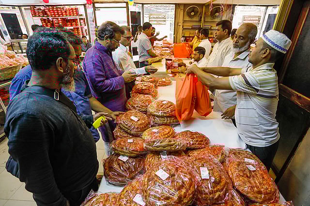 শবে বরাত উপলক্ষে সকাল থেকেই পুরান ঢাকার বিভিন্ন বেকারিতে ক্রেতাদের ভিড়।