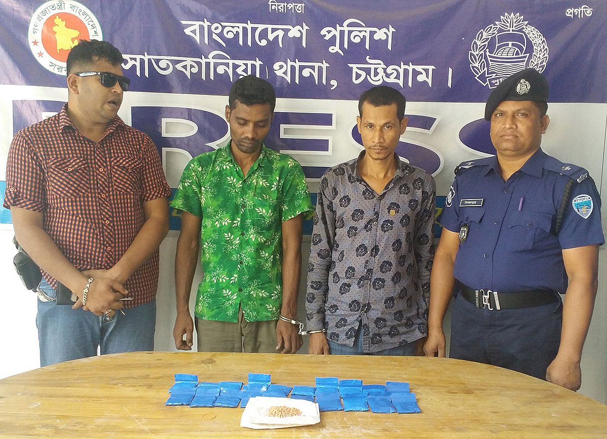 চট্টগ্রামের সাতকানিয়ায় চার হাজার ইয়াবা বড়িসহ গ্রেপ্তার দুই মাদক ব্যবসায়ী। রোববার দুপুরে সাতকানিয়া থানা। ছবি: মামুন মুহাম্মদ।