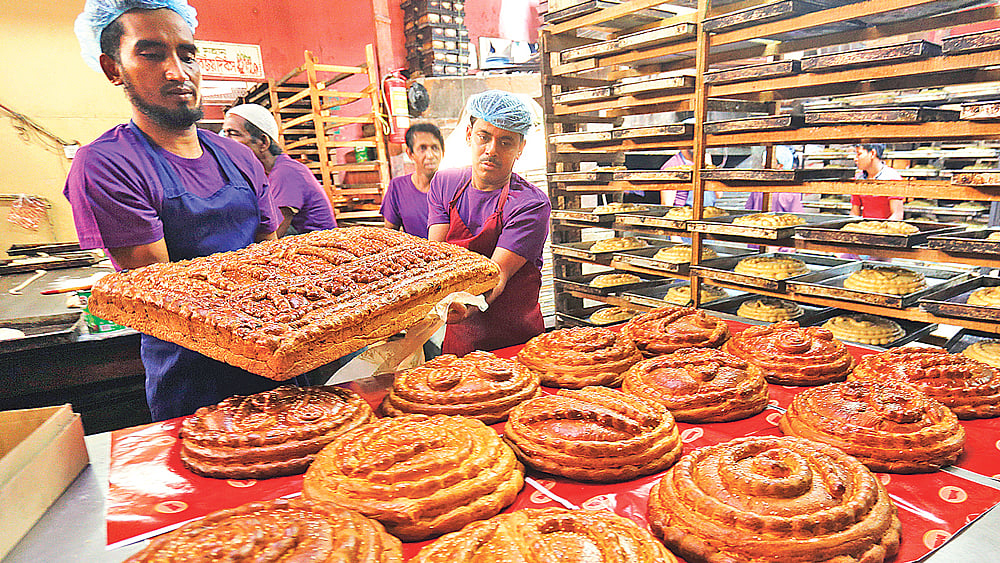 শবে বরাত উপলক্ষে বিভিন্ন কনফেকশনারিতে তৈরি হয় নকশাদার প্রকাণ্ড রুটি। গতকাল পুরান ঢাকার সাতরওজা এলাকায়। ছবি: প্রথম আলো