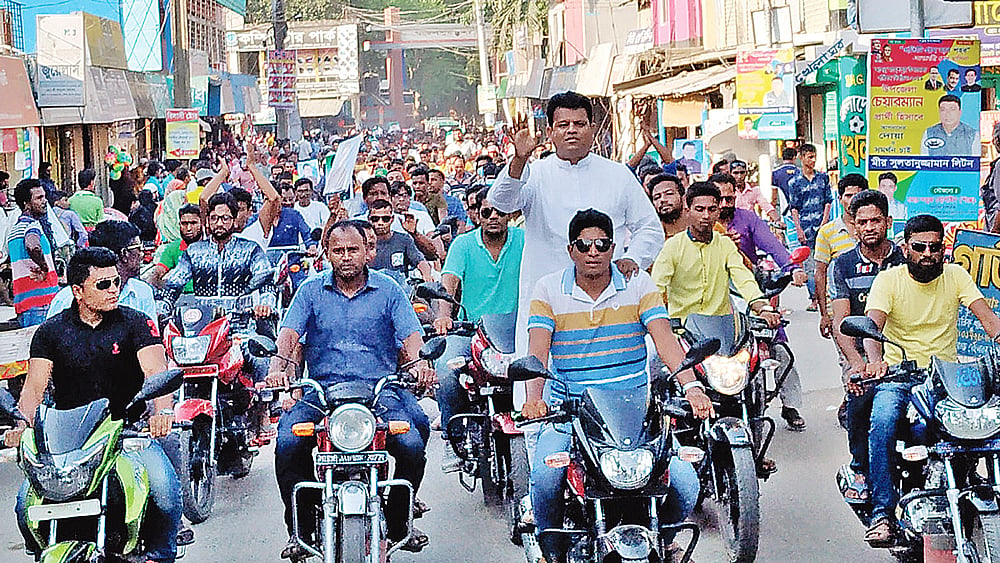 মহেশপুরে মোটর শোভাযাত্রার নেতৃত্বে চেয়ারম্যান পদে মনোনয়নপ্রত্যাশী এম এ আসাদ। প্রথম আলো