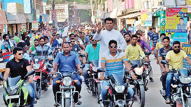 মহেশপুরে মোটর শোভাযাত্রার নেতৃত্বে চেয়ারম্যান পদে মনোনয়নপ্রত্যাশী এম এ আসাদ।  প্রথম আলো