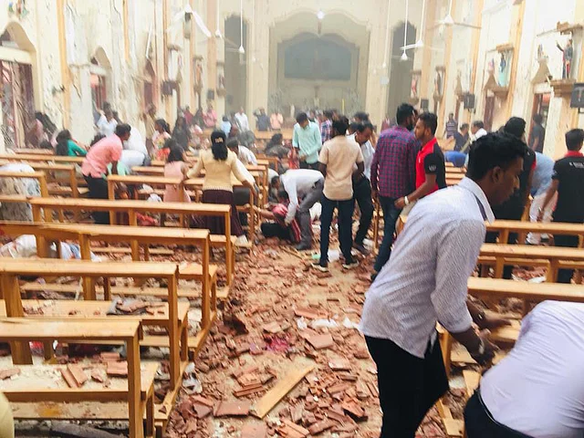 শ্রীলঙ্কায় কয়েকটি গির্জা ও হোটেলে বিস্ফোরণ হয়েছে। এতে অন্তত ৮০ জন আহত হওয়ার খবর পাওয়া গেছে। ছবি: টুইটার