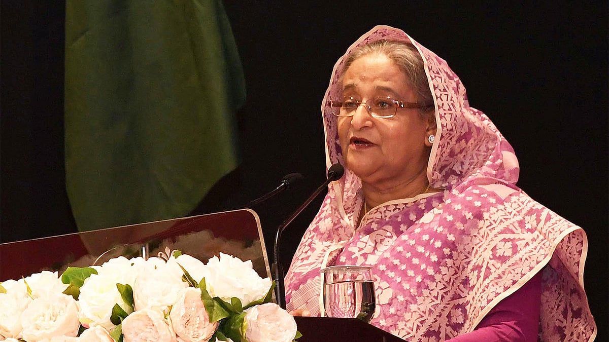 ব্রুনাই দারুসসালামে বসবাসরত প্রবাসী বাংলাদেশিদের দেওয়া গণসংবর্ধনা অনুষ্ঠানে বক্তব্য রাখছেন প্রধানমন্ত্রী শেখ হাসিনা। ব্রুনাইয়ের এম্পায়ার হোটেল অ্যান্ড কান্ট্রি ক্লাবের ইন্দেরা সামুদেরা বলরুম, ব্রুনাই, ২১ এপ্রিল। ছবি: পিআইডি