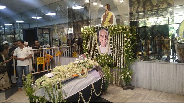 রবীন্দ্র সদনে দুই বাংলার লোকগানের প্রবাদপ্রতিম শিল্পী অমর পালকে শেষ শ্রদ্ধা জানানো হয়