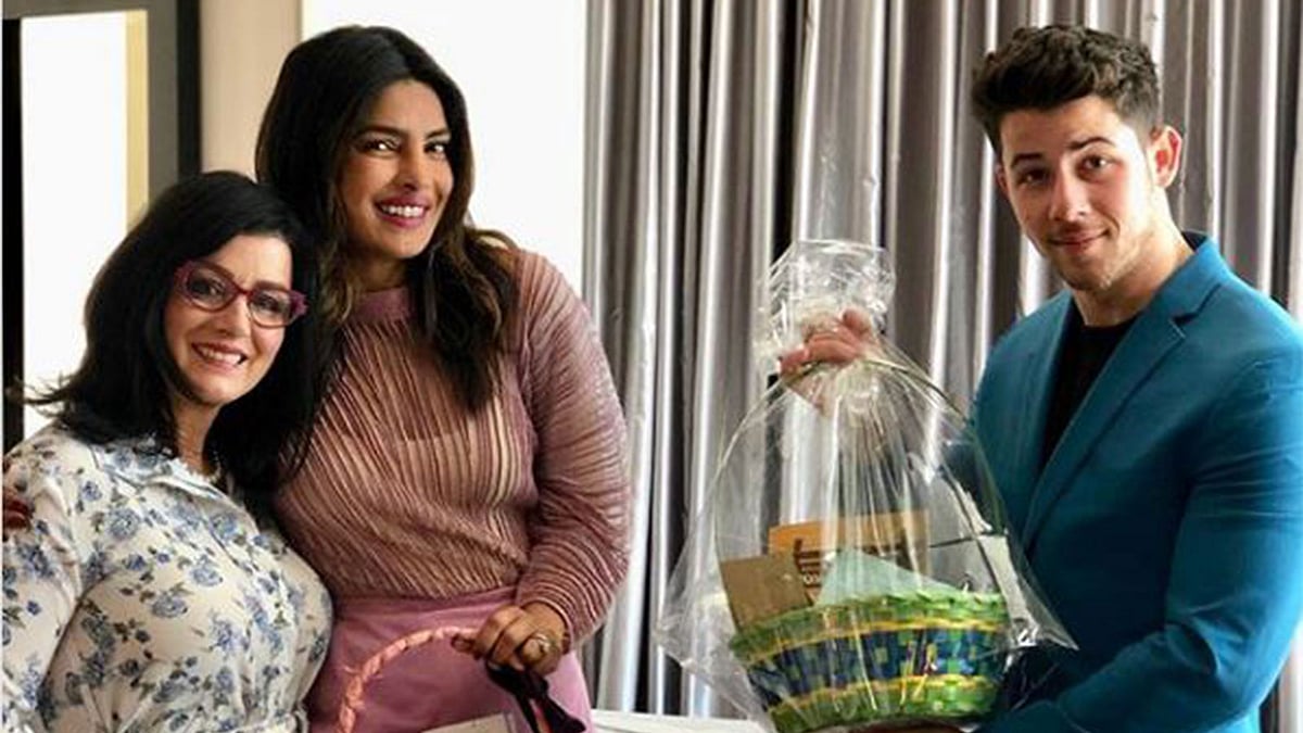 ইস্টার সানডে উপলক্ষে প্রিয়াঙ্কা চোপড়া শেয়ার করেছেন শাশুড়ির সঙ্গে ছবি। ছিলেন নিক জোনাসও