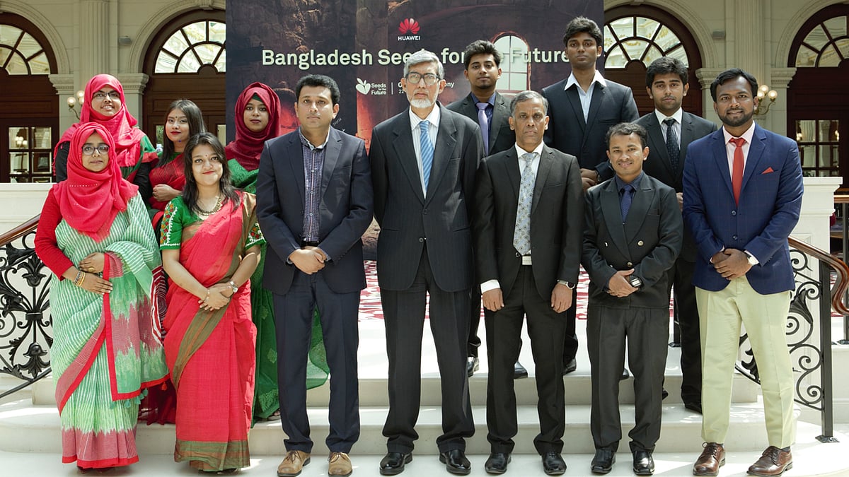 প্রযুক্তি পন্য নির্মাতা প্রতিষ্ঠান হুয়াওয়ের আমন্ত্রণে ১০ বাংলাদেশি শিক্ষার্থী প্রশিক্ষণ ও শিক্ষা সফরে অংশ নিতে চীনে গেছেন। ছবি: সংগৃহীত