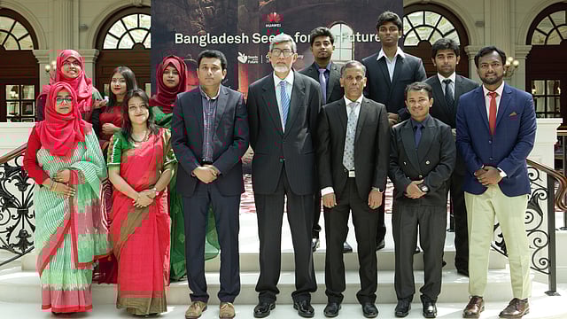 প্রযুক্তি পন্য নির্মাতা প্রতিষ্ঠান হুয়াওয়ের আমন্ত্রণে ১০ বাংলাদেশি শিক্ষার্থী প্রশিক্ষণ ও শিক্ষা সফরে অংশ নিতে চীনে গেছেন। ছবি: সংগৃহীত