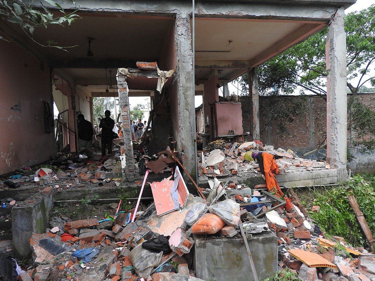 নারায়ণগঞ্জের রূপগঞ্জ উপজেলার সাওঘাট এলাকায় এক বাড়িতে তিতাস গ্যাসের লাইন বিস্ফোরণে দুজন নিহত হয়েছেন। বিস্ফোরণে ওই দোতলা বাড়ির নিচতলার দেয়াল উড়ে গেছে। ছবি: সংগৃহীত