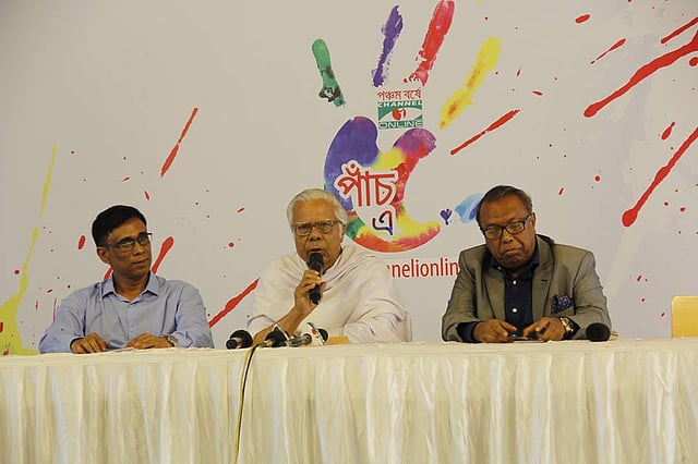 ‘গণমাধ্যমে গণমানস’ শীর্ষক বক্তৃতা দেন সৈয়দ আবুল মকসুদ। পাশে চ্যানেল আই অনলাইনের সম্পাদক ও চ্যানেল আইয়ের প্রধান বার্তা সম্পাদক জাহিদ নেওয়াজ খান ও চ্যানেল আইয়ের পরিচালক, বার্তাপ্রধান ও চ্যানেল আই অনলাইনের প্রকাশক শাইখ সিরাজ