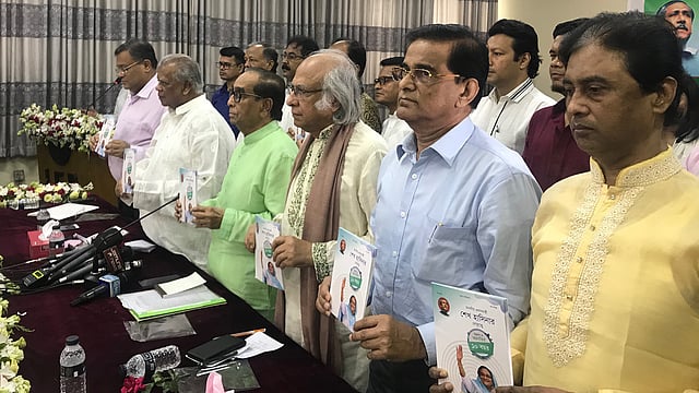 অনুষ্ঠানে বইয়ের মোড়ক উন্মোচন করেন অতিথিরা। ছবি: সংবাদ বিজ্ঞপ্তি