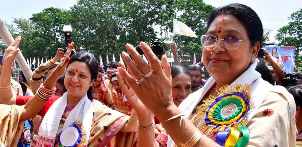 বিহুর ছন্দে এবার গুয়াহাটির লতা শিল বিহু উৎসবে নাচতেও ভোলেননি বিজেপি প্রার্থী কুইন ওঝা এবং কংগ্রেসের ববিতা শর্মা। ছবি: সংগৃহীত