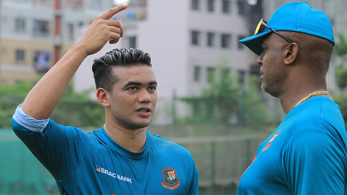 অপেক্ষামান তালিকায় প্রথমেই তাসকিনকে রাখছেন ওয়ালশ। প্রথম আলো ফাইল ছবি