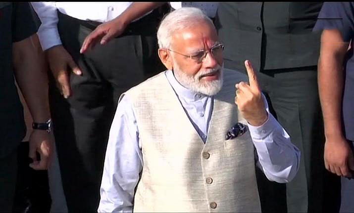 আহমেদাবাদের রনিপ এলাকার বুথে ভোট দিয়েছেন প্রধানমন্ত্রী নরেন্দ্র মোদি। ছবি: এএনআই