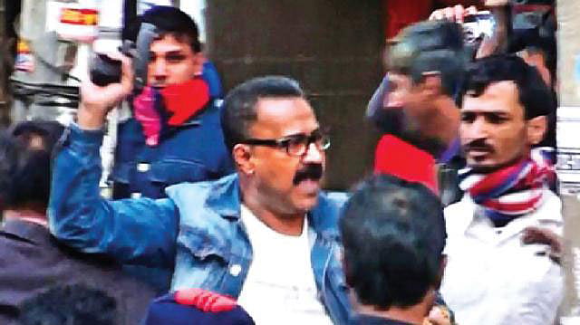 গত বছর সেলিনা হায়াৎ আইভীর ওপর হামলার সময় পিস্তল উঁচিয়ে ধরেছিলেন নিয়াজুল ইসলাম খান। ফাইল ছবি