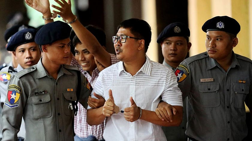 গত বছরের ২৭ আগস্ট ইয়াঙ্গুনের আদালতে হাজির করা হয় রয়টার্সের দুই সাংবাদিককে। ছবি: রয়টার্স