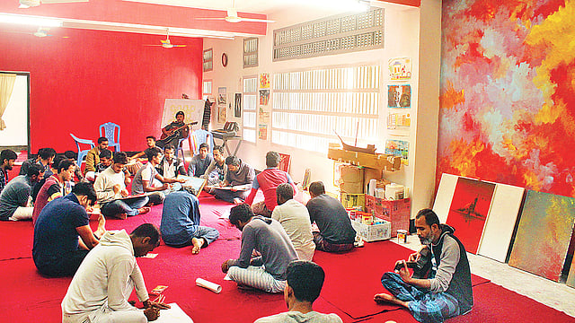 মাদকাসক্ত বন্দীরা ছবি আঁকা শিখছেন। তঁাদের সুস্থ ও স্বাভাবিক জীবনে ফিরিয়ে আনতে কারা কর্তৃপক্ষ বিভিন্ন কর্মসূচি নিয়েছে।  প্রথম আলো