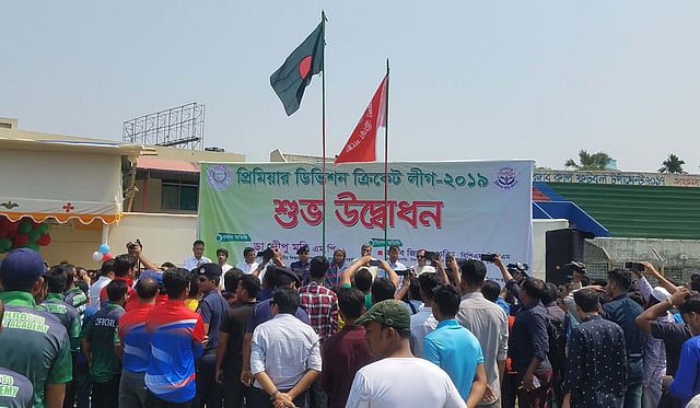 চাঁদপুরে প্রিমিয়ার ক্রিকেট লীগের আনুষ্ঠানিক উদ্বোধন অনুষ্ঠানে শিক্ষামন্ত্রী দীপু মনি। ছবি: প্রথম আলো