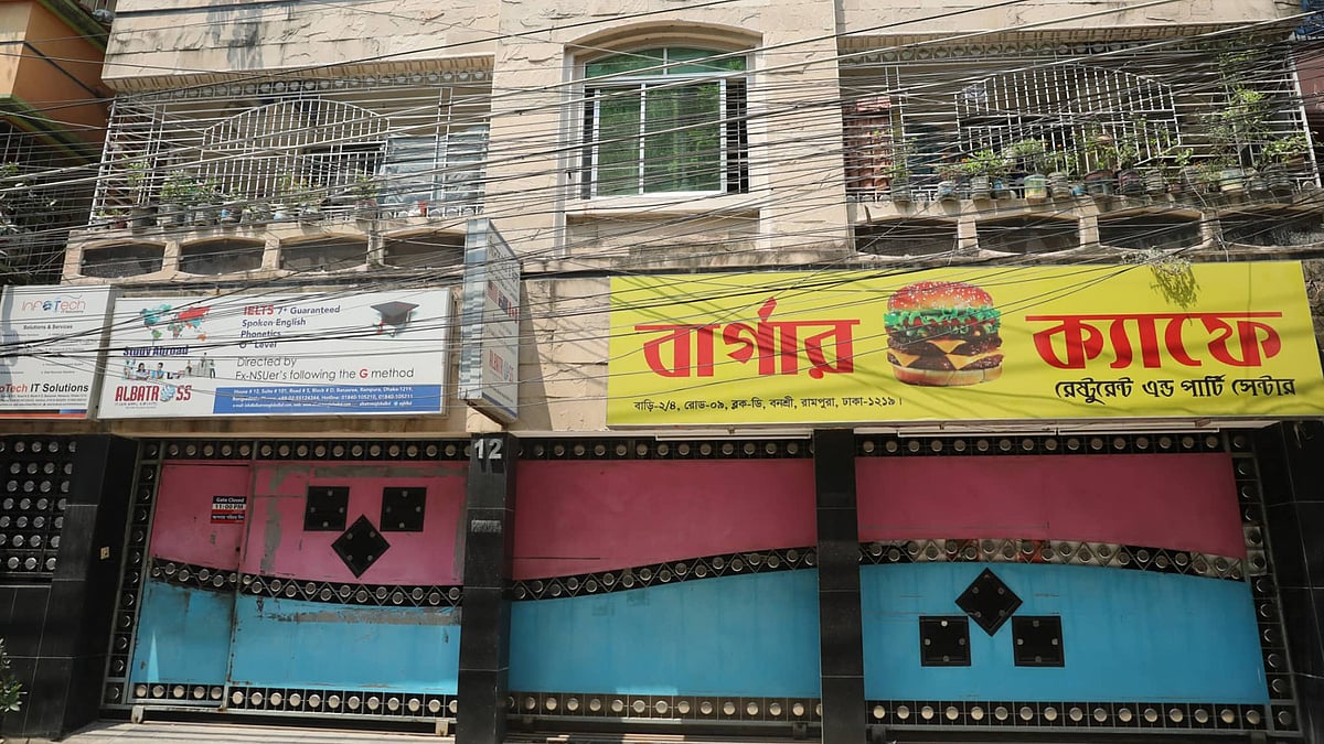 বনশ্রীর এই ভবনের নিচতলার শোরুম থেকে মালামাল উধাওয়ের অভিযোগ উঠেছে। এই ঘটনায় বাড়ির মালিকপক্ষ ও দোকানের স্বত্বাধিকারী পাল্টাপাল্টি অভিযোগ করেছেন। ছবি: আবদুস সালাম