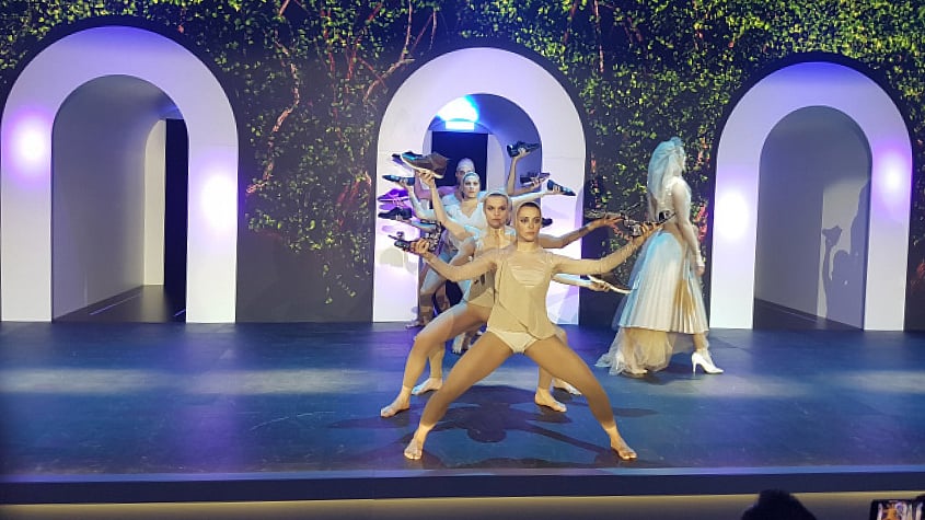 ফ্যাশন শোতে হাতে হাতে দেখানো হয় বাটার নতুন নকশার জুতা। ছবি: লেখক