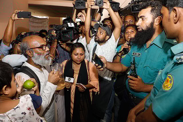 ওয়াসা ভবনে ঢুকতে চাইলে আইন শৃঙ্খলারক্ষাকারী বাহিনীর সদস্যদের বাধা পান। ছবি: দীপু মালাকার