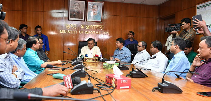 মঙ্গলবার দুপুরে সচিবালয়ে তথ্য মন্ত্রণালয়ের সভাকক্ষে ব্রডকাস্ট জার্নালিস্ট সেন্টার নেতাদের সঙ্গে মতবিনিময় সভায় বক্তব্য দেন তথ্যমন্ত্রী হাছান মাহমুদ। ছবি: বাসস
