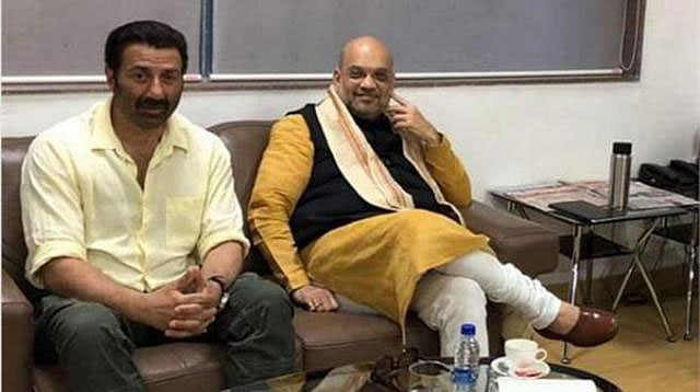 পুনে বিমানবন্দরে তোলা সানি দেওল আর অমিত শাহর এই ছবিকে ঘিরে তৈরি জল্পনা এবার সত্যি হলো। ছবি: টুইটার থেকে নেওয়া