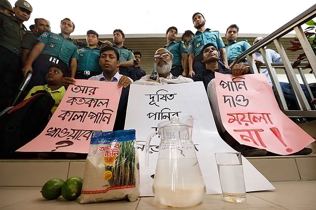 লেবু, চিনি, পানি নিয়ে এমডির জন্য অপেক্ষা। ছবি: দীপু মালাকার