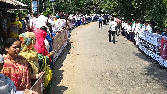 মাদ্রাসাছাত্রী নুসরাত হত্যার প্রতিবাদে কালিদহ এস সি উচ্চবিদ্যালয়ের সামনের সড়কে মানববন্ধন ও প্রতিবাদ সমাবেশ। ছবি: প্রথম আলো